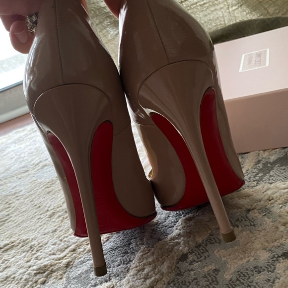 Like New Louboutin Pump Nude Great Deal Comes With Box And Bag - Picture 5 of 5